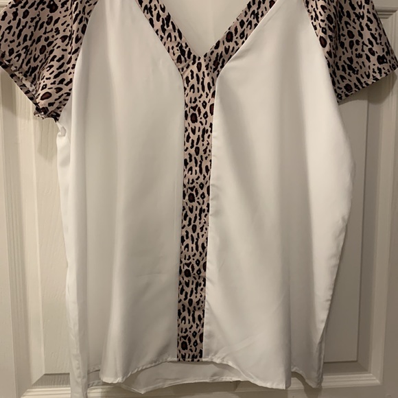 FHQ BLOUSE WHITE WITH ANIMAL TRIM SZ L ::NWOTS 100% POLY (pp 21” L 27”) - Picture 2 of 6